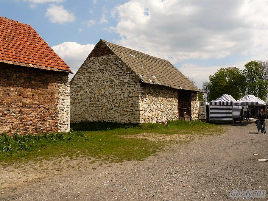 Zabytkowe stodoły w Żarkach
