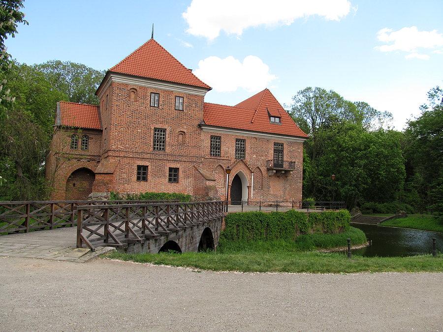 Zamek w Oporowie