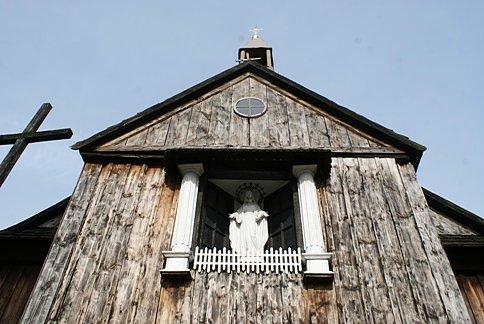 Modrzewiowy kościół wybudowany został w 1413r