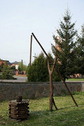 Na terenie kościoła stoi żuraw studzienny