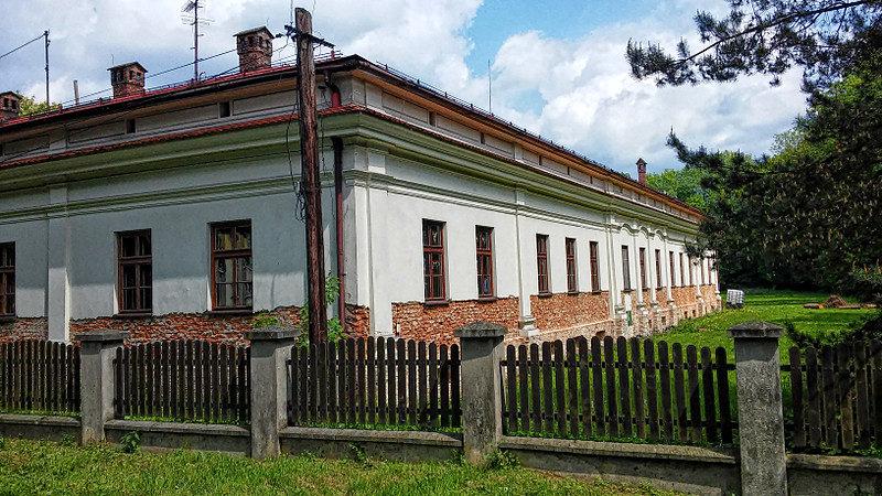 Remontowany zespół dworsko-pałacowy w Drogomyślu