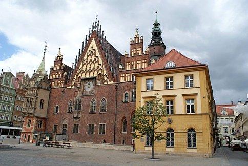 Ratusz wrocławski to jeden z najlepiej zachowanych historycznych ratuszy w Polsce