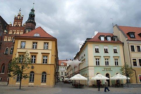 Rynek otaczają kamienice ufundowane przez wrocławskich patrycjuszy