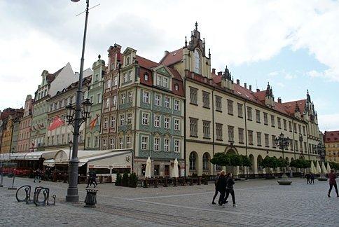 Stanowi on prostokąt o wymiarach 213 na 178 m
