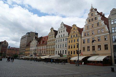 Rynek wrocławski otacza 60 kamienic z czterech stron
