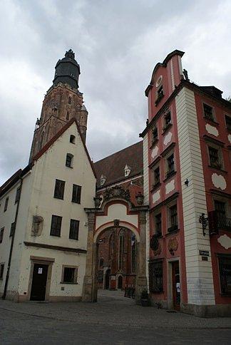 Średniowieczne kamienice Jaś i Małgosia :) tworzą bramę do kościoła