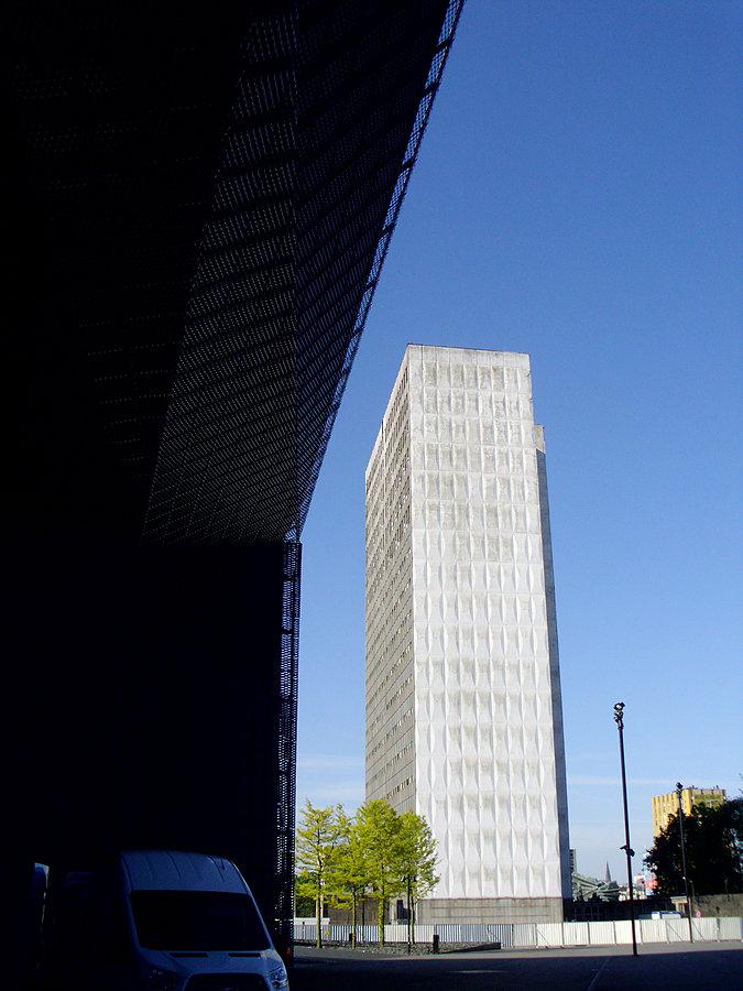 Niegdyś ten wieżowiec PKP w centrum Katowic był wizytówką miasta, a potem pełnił funkcje "stojaka" na reklamy