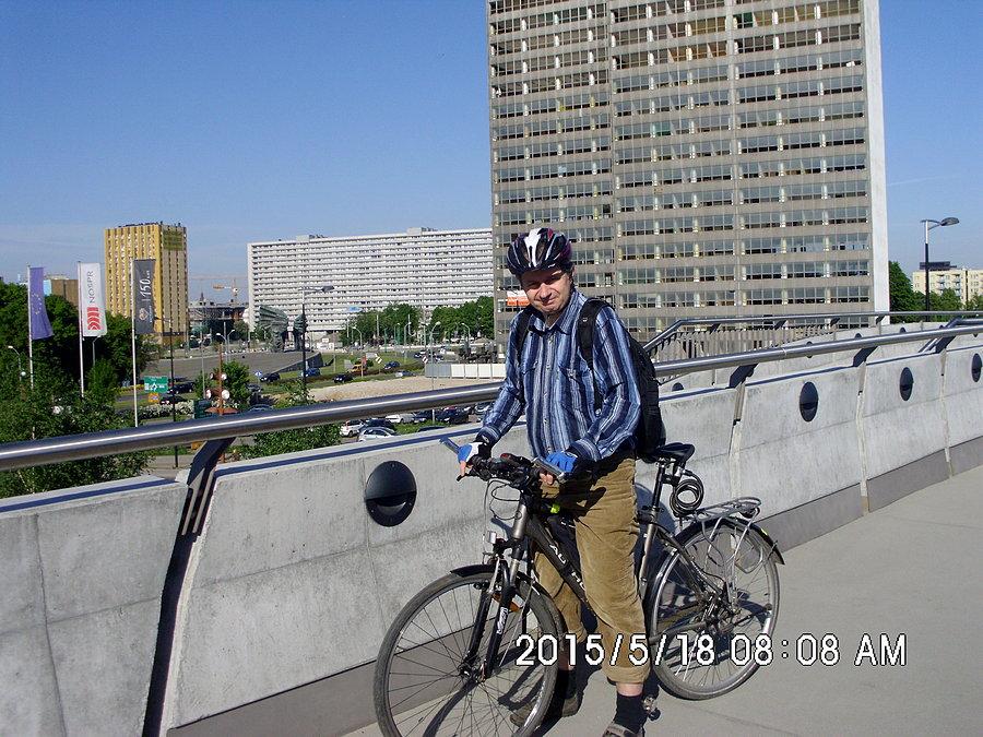 Na kładce nad ulicą Olimpijską - można tędy wygodnie przejechać na rowerze