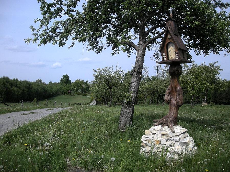 Kapliczka w Brzezinach, sołectwie gminy Niegowa