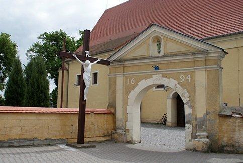 Przed wejściem do kościoła