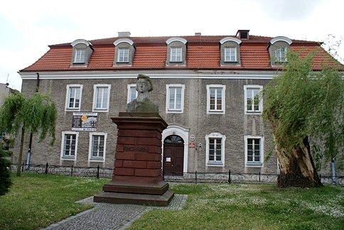 Chopin przed zabytkowym budynkiem, w którym mieści się szkoła muzyczna w Oleśnicy