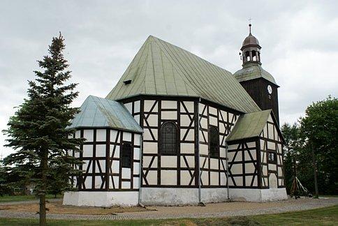Drewniano-szachulcowy kościół jest poewangelicką świątynią jednonawową