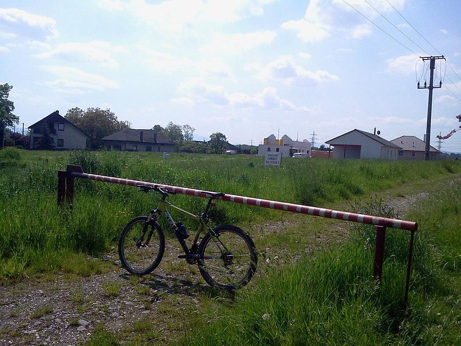 Za szlabanem na łące był wał
