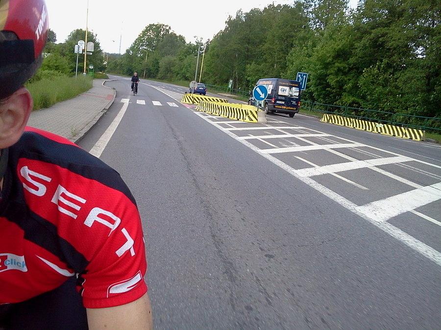 Ścig z gościem na rowerze z silnikiem