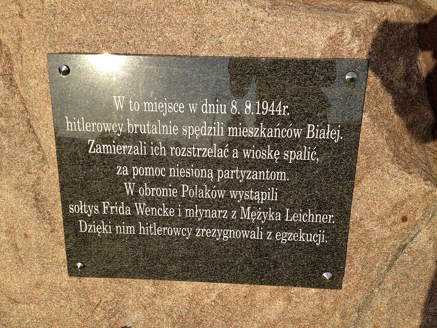 Tablica informacyjna na kapliczce