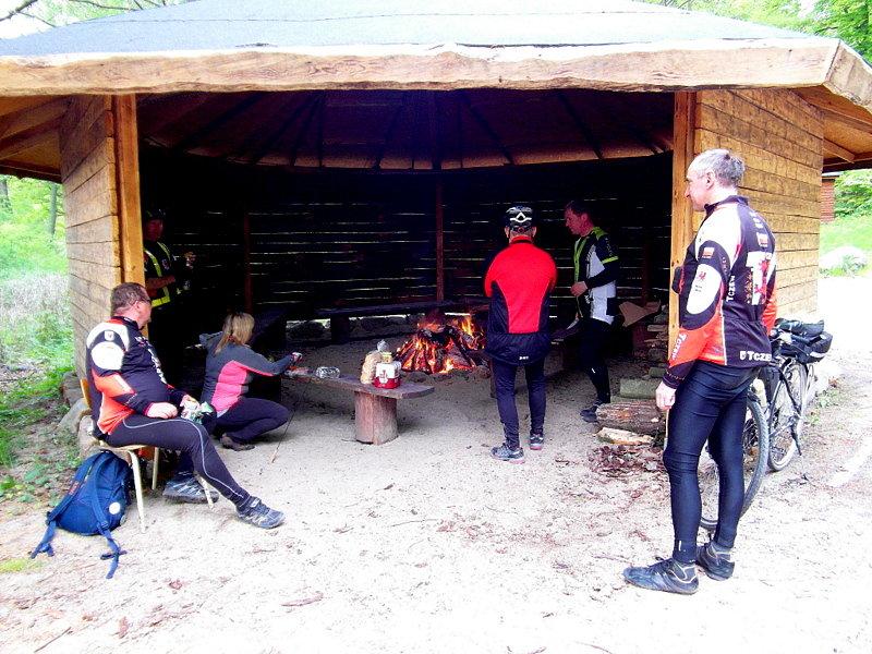 Ognisko i odpoczynek po rowerowej trasie