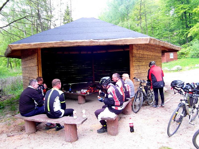 Ognisko i odpoczynek po rowerowej trasie