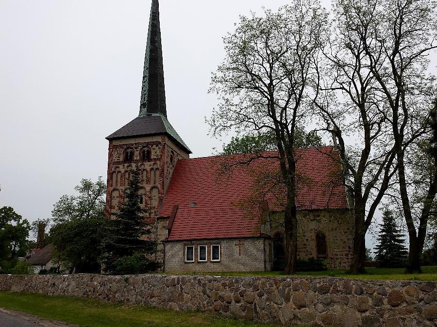 Żuków - Kościół parafialny p.w. Św. Trójcy z XIV w
