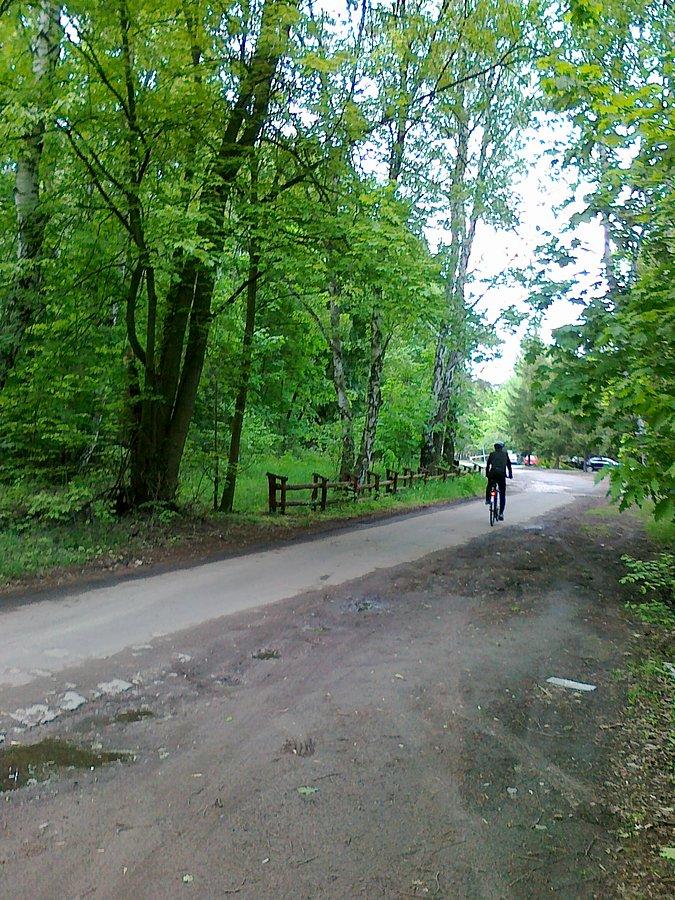 Betonowa droga do jednostki wojskowej