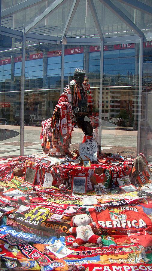 Eusebio przed stadionem