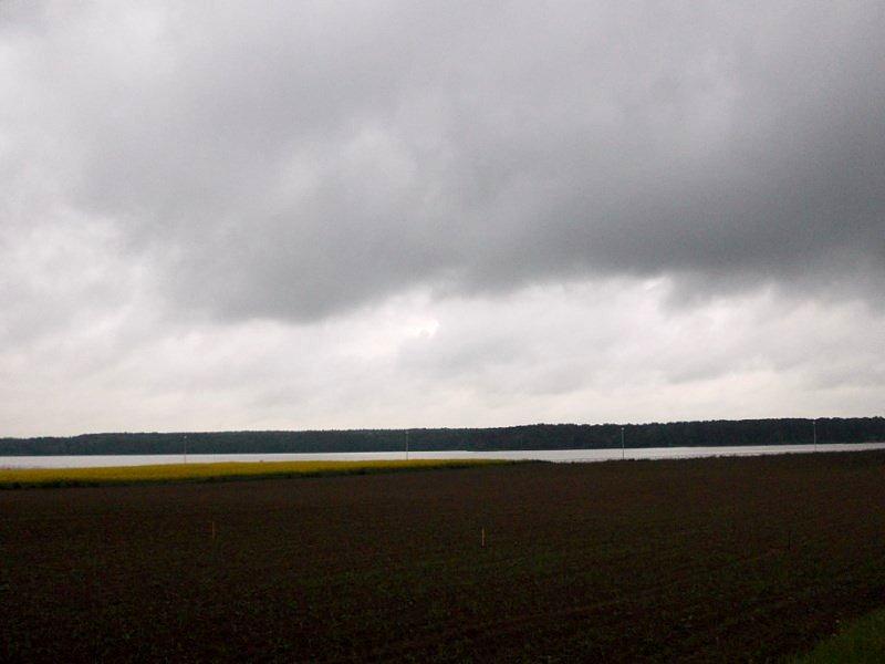 Ciemne chmury nad zalewem