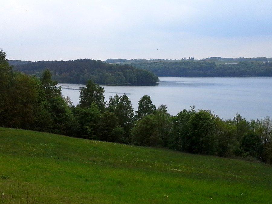 Nad jeziorem w Sznurkach