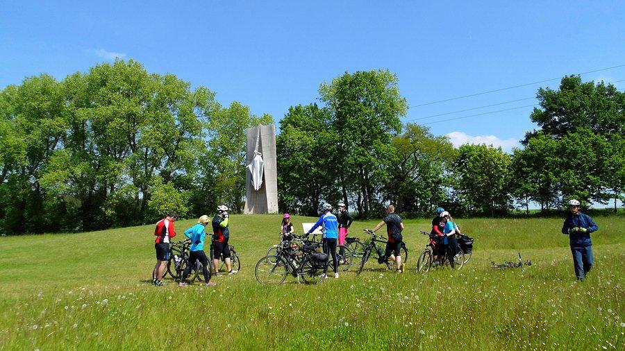 Przy figurze Matki Boskiej Światłości w Poczerninie