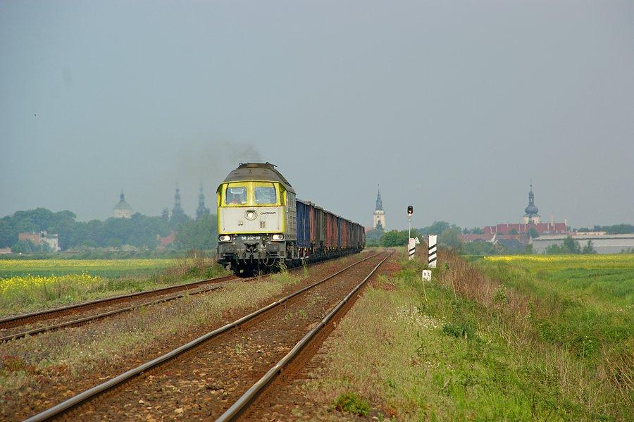 BR232-09 w służbie Captrain zmierza w kierunku Twardawy, pozostawiając za sobą zabudowania Głogówka