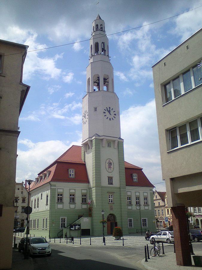 Rynek z mega wieżą w Gryfowie Śląskim