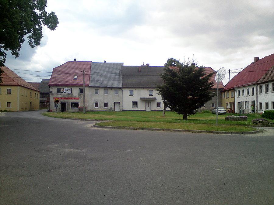 Rynek w Złotnikach (kiedyś miasto Złotniki Lubańskie)