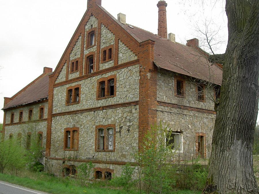 Ruiny jakiegoś budynku, wyglądem przypominał stary browar