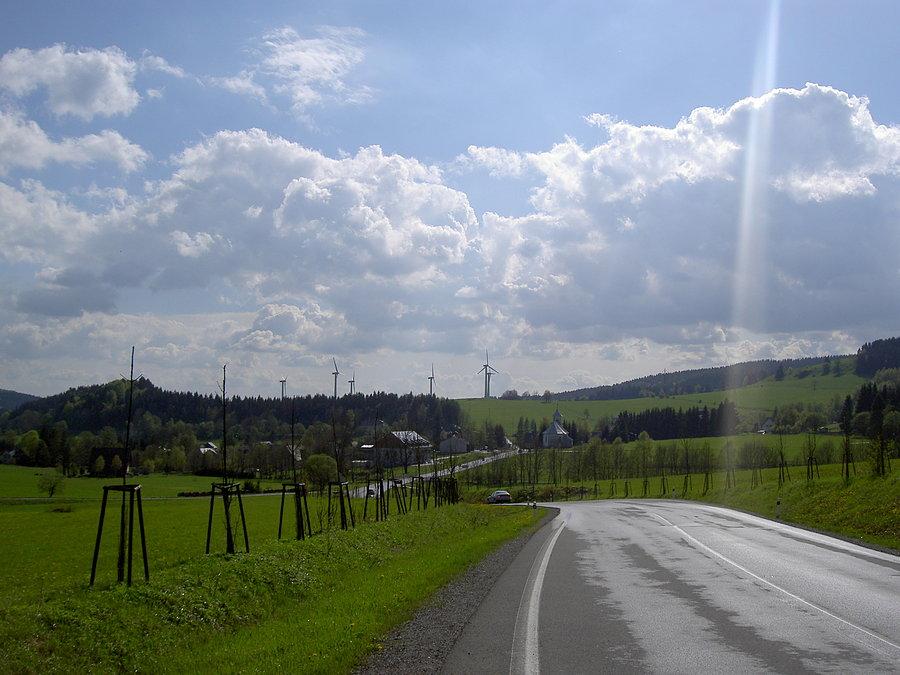 Widok na Ostruzne i wiatraki w tle