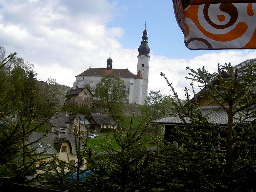 Branna - widok na kościół a za nim zamek