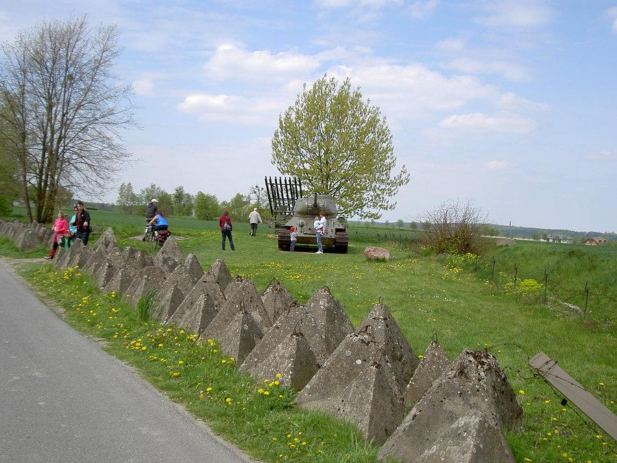 Zasieki i czołg