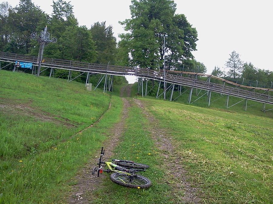 Przez trasę narciarską