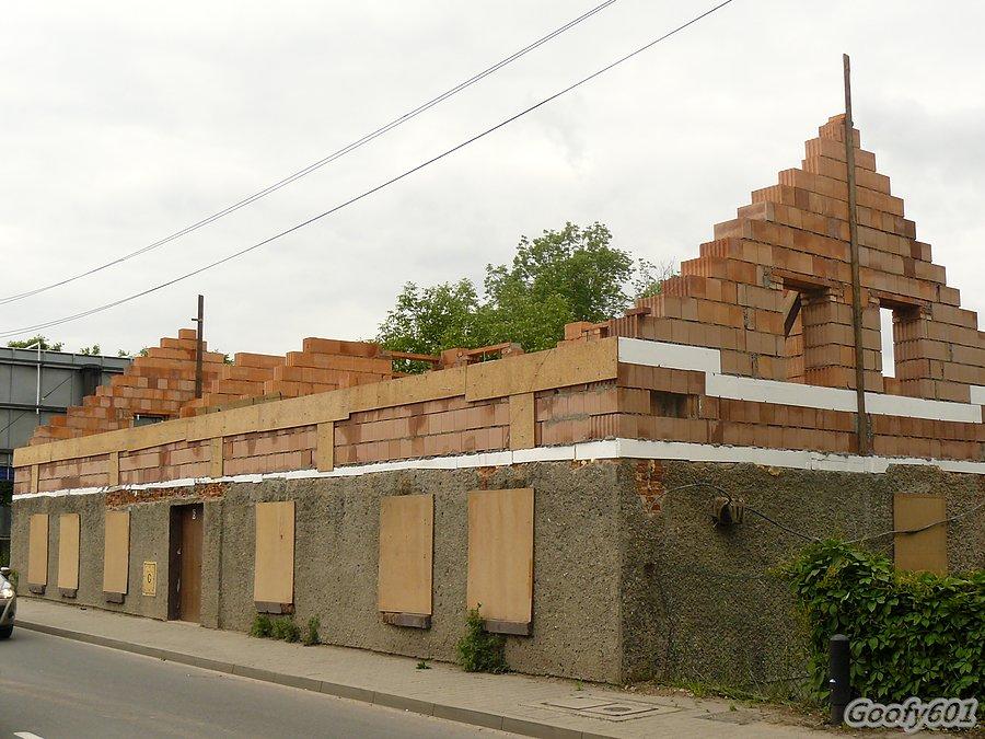 Z jednej strony ulicy budują