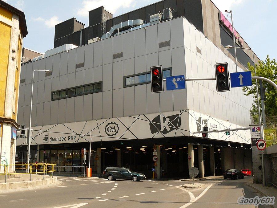 Wjazd do tunelu pod galerią dworcową w Katowicach