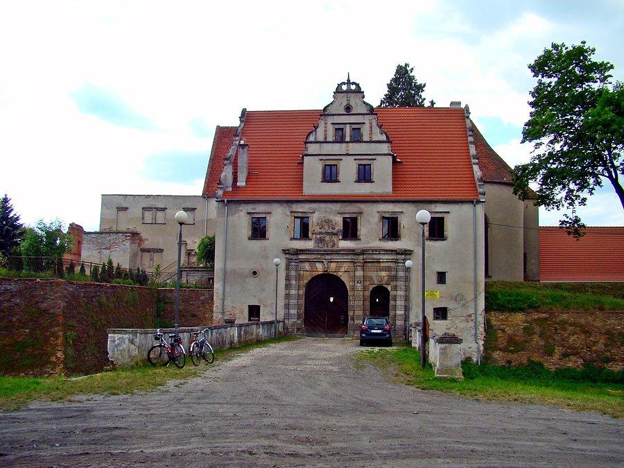 Zamek w Siedlisku. Widok na budynek bramny