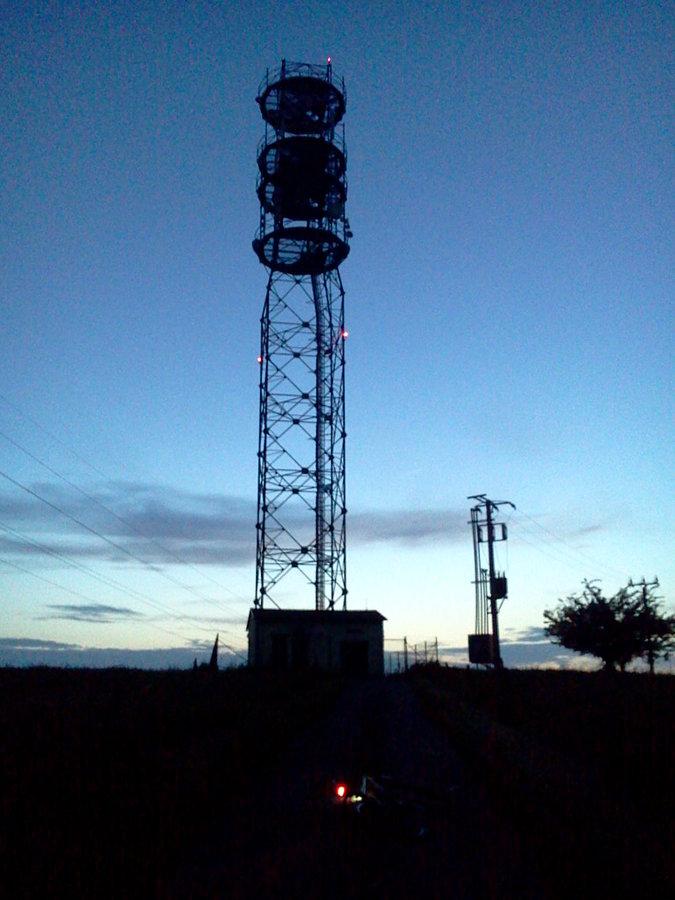 Wieża telekomunikacyjna na miejscu inego szańca