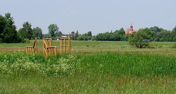 W szczerym polu tuż za Dubowem tama na rzece Żarnica