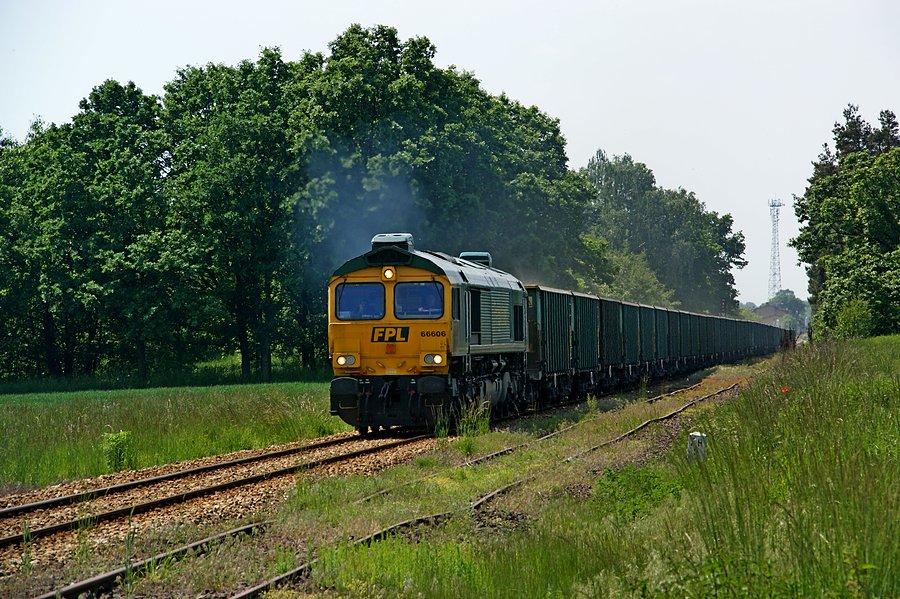 Class66-606 z 45-cioma wagonami na haku pędzi w kierunku Kędzierzyna Koźla