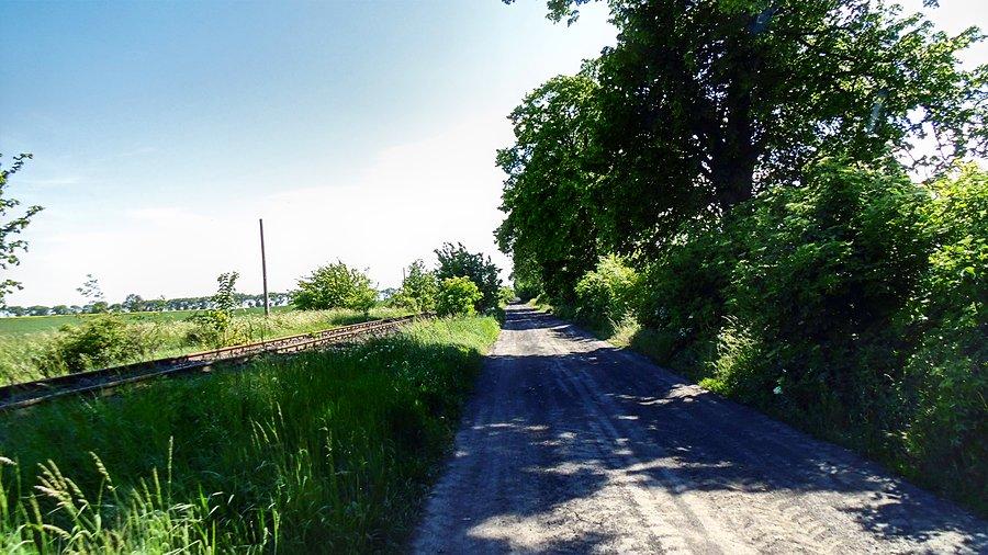 Wzdłuż torów do nieczynnego już przystanku w Obrytej