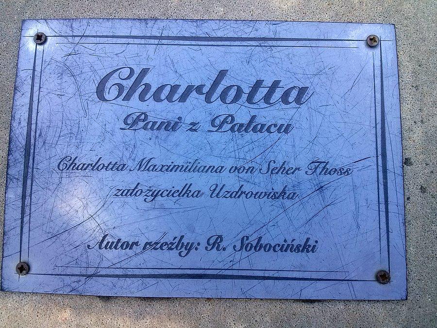 Charlotta - pani z pałacu - rzeźba z brązu przy uzdrowisku