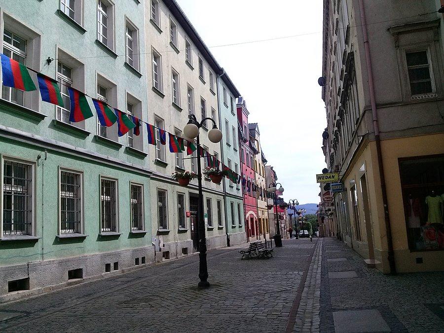 Urokliwe uliczki przy rynku - Dzierżoniów ujcie 2