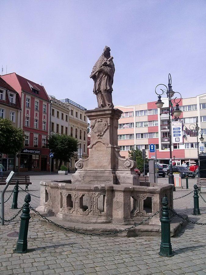 Rynek Dzierżoniów - Figura Jana Nepomucena