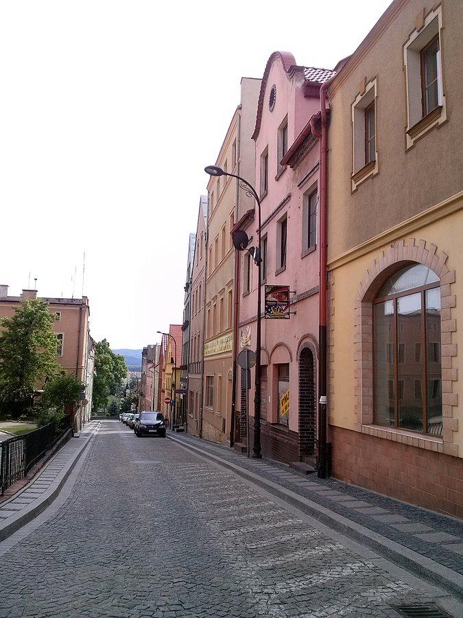 Urokliwe uliczki przy rynku - Dzierżoniów ujcie 3