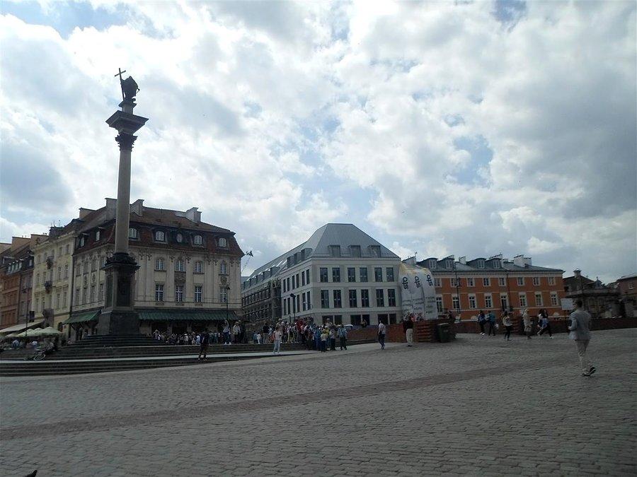 Kontrowersyjny(?) biurowiec na Placu Zamkowym
