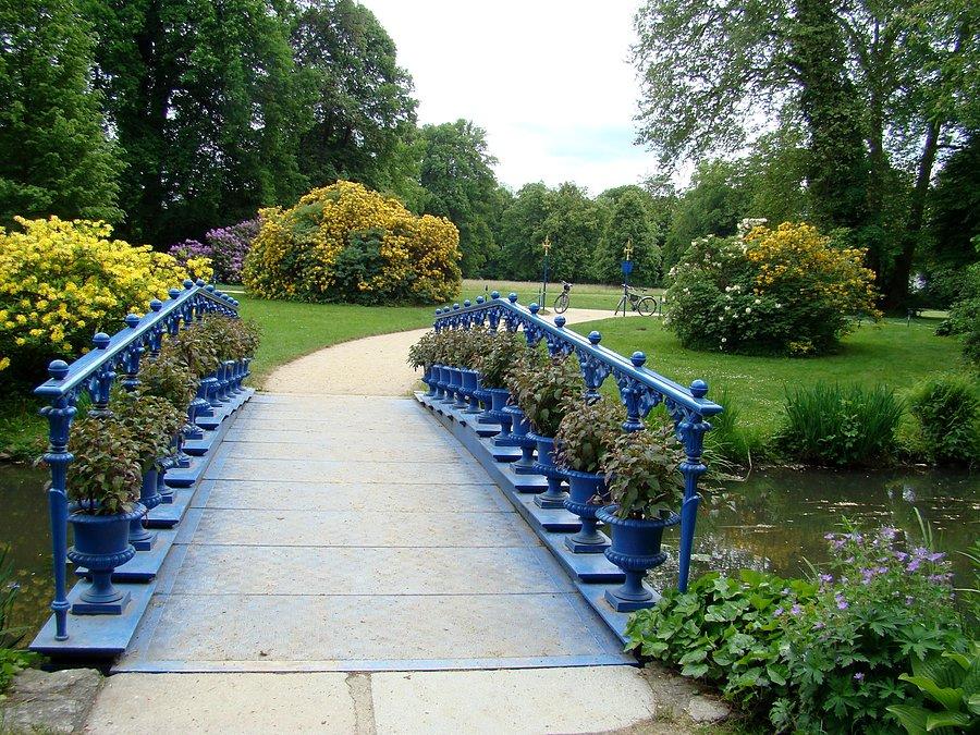 Park Mużakowski w Bad Muskau. Most Fuksji w Ogrodzie Błękitnym
