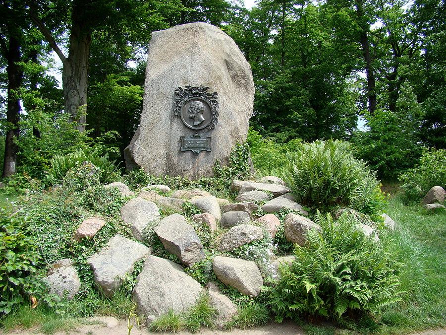 Park Mużakowski w Bad Muskau. Kamień Pucklera, właściciela majątku w latach 1811-1945 i założyciela parku