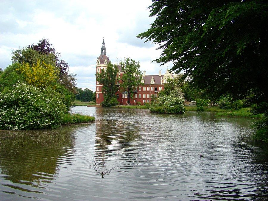 Park Mużakowski w Bad Muskau. Widok na Nysę Hermanna i Nowy Zamek